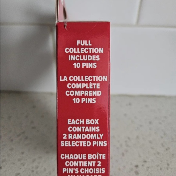 NIB 2023 Disney Parks Christmas Holiday Wreaths Mystery Box Set of 2 Pins Sealed - Picture 4 of 4